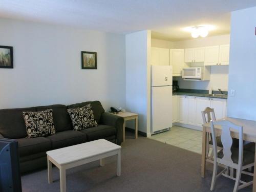 Kuchyň nebo kuchyňský kout v ubytování Shemron Suites Hotel