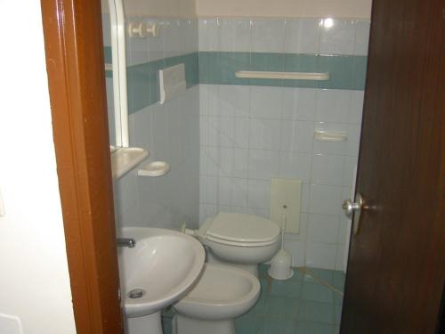 a small bathroom with a toilet and a sink at Baia del Sole in Paestum