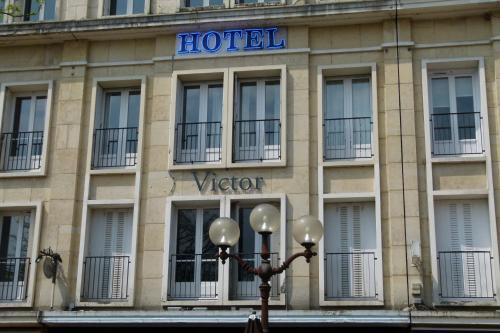 a hotel with a street light in front of it at Hôtel Victor in Beauvais