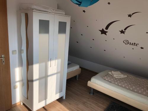 Katil atau katil-katil dalam bilik di Ferienwohnung Aretsried 2