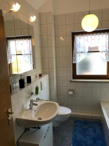 Ένα μπάνιο στο Ferienwohnung Aretsried 2
