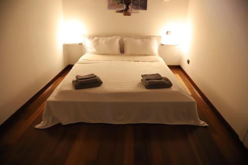 フィナーレ・リーグレにあるMansarda Ivyの大きな白いベッド(タオル2枚付)