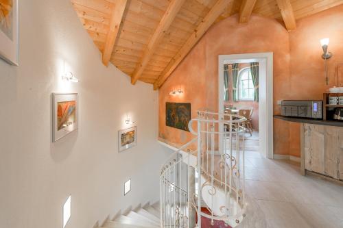 klatka schodowa w domu z drewnianym sufitem w obiekcie Villa Castelbell w Solden