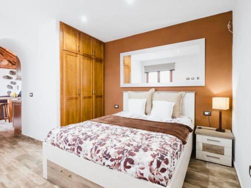 1 dormitorio con 1 cama grande y escritorio en Casa Rural Quinta Sevi, en Icod de los Vinos