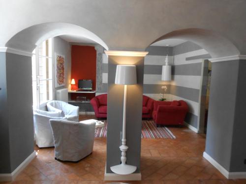 salon z lampą podłogową i czerwonymi krzesłami w obiekcie Hotel Casa Arizzoli w mieście Cannobio
