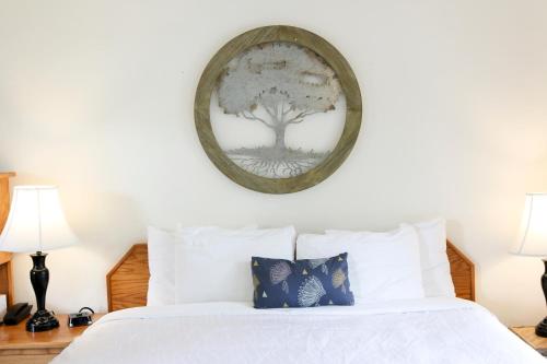 Una cama o camas en una habitación de Buckeye Tree Lodge