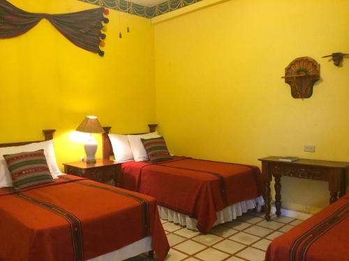 Uma cama ou camas num quarto em Hotel El Delfin