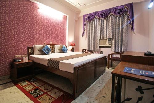 A bed or beds in a room at Hotel Indraprastha