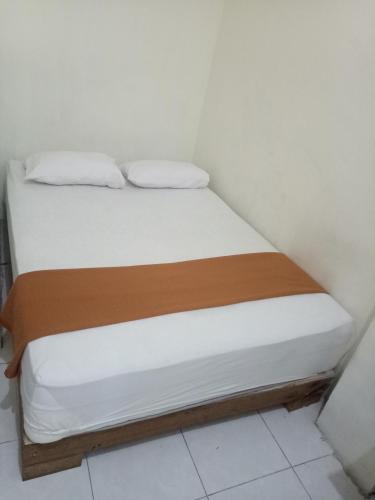 Una cama o camas en una habitación de Losmen Fadel Malioboro Jogja