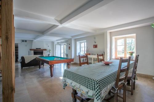 - un salon avec une table et un billard dans l'établissement La Barbotiere, à Chevannes