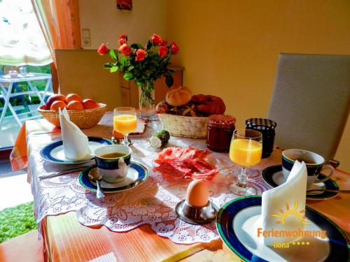 una mesa con huevos y vasos de zumo de naranja en Ferienwohnung Ilona, en Zweibrücken