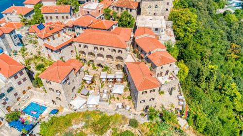 uma vista aérea de uma grande mansão com telhados laranja em Hotel Palata Venezia em Ulcinj