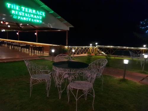 Taman di luar Hotel Rajpur Heights