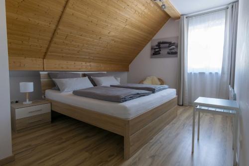 - une chambre avec un grand lit et un plafond en bois dans l'établissement Ferienwohnung in Brand Finkenhöhe, à Brand
