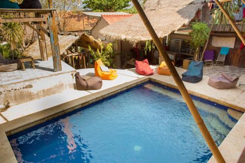 吉利特拉旺安的住宿－吉利拉波希米亞旅館，一个带遮阳伞和椅子的游泳池