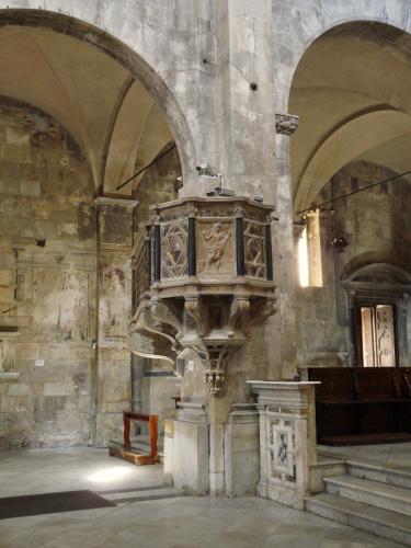 a church with a altar in the middle of a room at B&B "La Bottega d'Arte" in Carrara