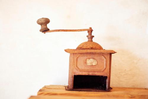 a small wood stove sitting on top of a table at Weingarten Lodge in Winten