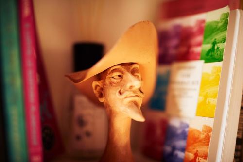 a statue of a man wearing a hat at Weingarten Lodge in Winten