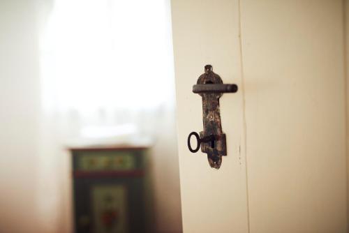 an old door knob on a white door at Weingarten Lodge in Winten
