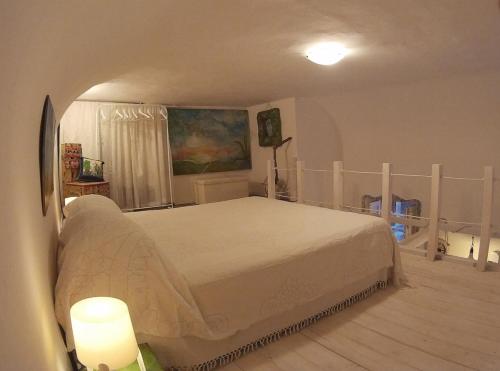 um quarto com uma cama grande num quarto em AMURIMARI Catania em Catânia