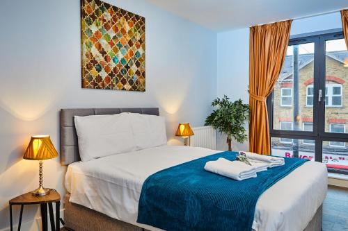 En eller flere senge i et værelse på Elegant Plus Luxury Apartments