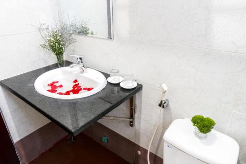uma casa de banho com um lavatório e um WC em Hue Royal Hotel em Hue