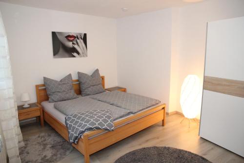 ミュルハイム・アン・デア・ルールにあるNeue und moderne Ferienwohnungのベッドルーム1室(ベッド1台付)