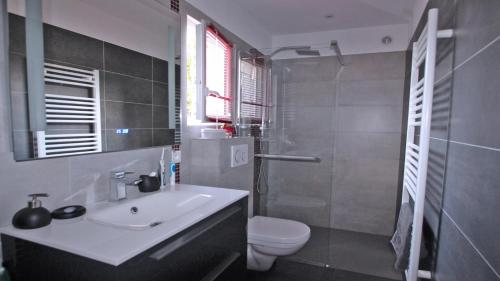 une salle de bain avec un lavabo et des toilettes dans l'établissement Les Bastides de Pan Cuet, à Sainte-Maxime