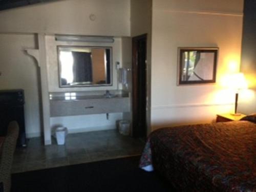 Ένα ή περισσότερα κρεβάτια σε δωμάτιο στο Budget Inn - Madison