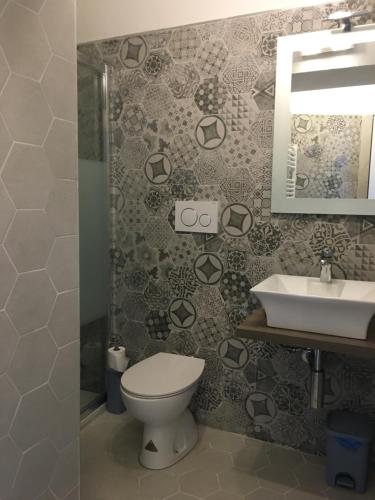 łazienka z toaletą i umywalką w obiekcie JULES PLACE w mieście Lecco