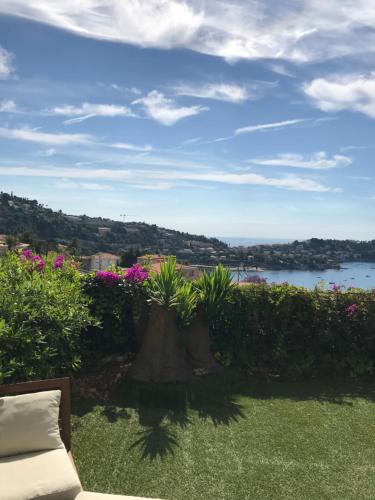 Cette chambre offre une vue sur l'eau et les fleurs. dans l'établissement La Barmassa, à Villefranche-sur-Mer