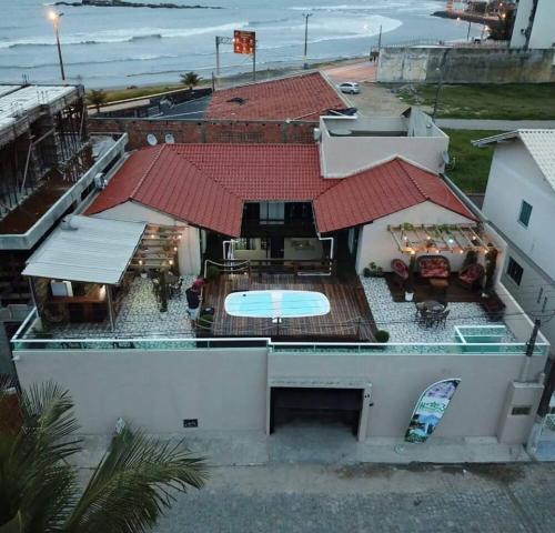 an aerial view of a house with a swimming pool at Hospedagem 3 Estrelas in Navegantes