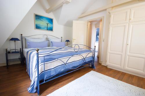 a bedroom with a bed with a blue bed frame at Friesenhaus in Friedrichstadt