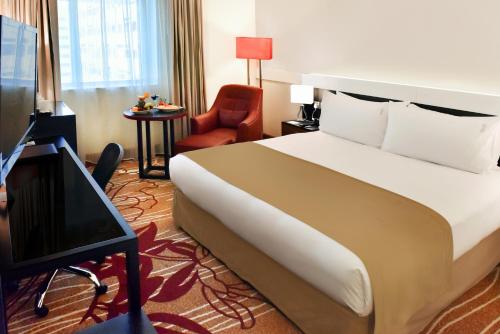 Кровать или кровати в номере Vision Imperial Hotel Formerly Excelsior Hotel Downtown