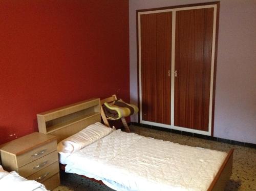 Un pat sau paturi într-o cameră la Hostel Alhambra
