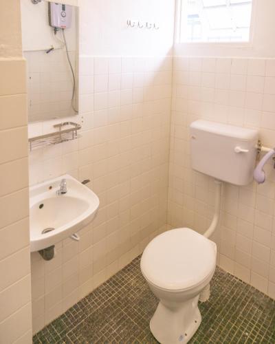 キャメロンハイランドにあるTraveller Bunker Hostel 1のトイレと洗面台付きのバスルーム