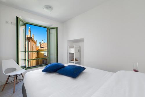 En eller flere senge i et værelse på Cannes Old Town Suites
