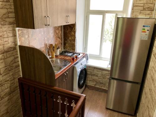 une cuisine avec un réfrigérateur en acier inoxydable et un évier dans l'établissement Old city, à Tbilissi