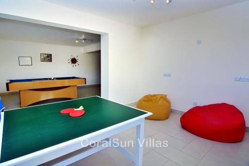 Biliár nebo kulečník v ubytování ELITE Amazing Villa with Heated Pool by Coral Sun Villas
