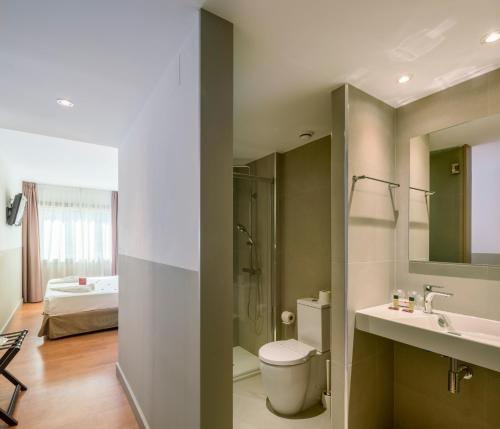 a bathroom with a toilet and a sink at Hotel Airiños 3* in Cangas de Morrazo