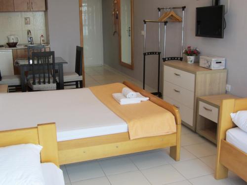 a bedroom with a bed with a mirror and a kitchen at Cernogoriya voyage in Rafailovici