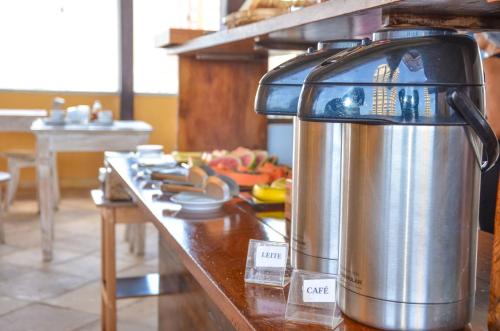 フォルタレザにあるPousada Fortal Villa Praiaの台所のカウンターの大鍋