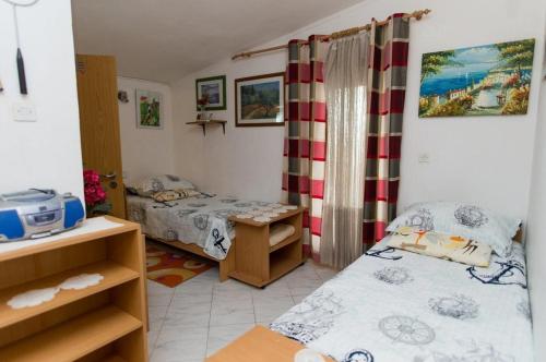سرير أو أسرّة في غرفة في Apartments Izvorka