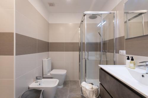 a bathroom with a toilet and a sink and a shower at Sony Cosi Loft Canteras in Las Palmas de Gran Canaria