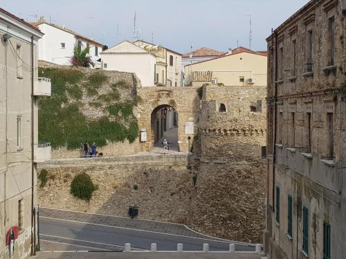 an alley in the city of dubrovnik with buildings at Residenza Lumière in Termoli