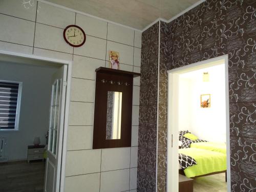sypialnia z łóżkiem i zegarem na ścianie w obiekcie Apartament Angelo w mieście Sosnowiec