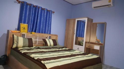Tempat tidur dalam kamar di Lucky Home Prakhon Chai