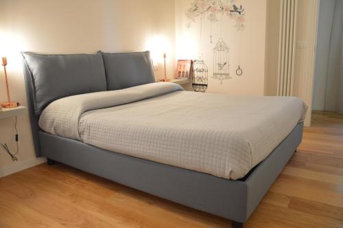 1 cama grande en una habitación con en bright and silent apartment near two towers en Bolonia