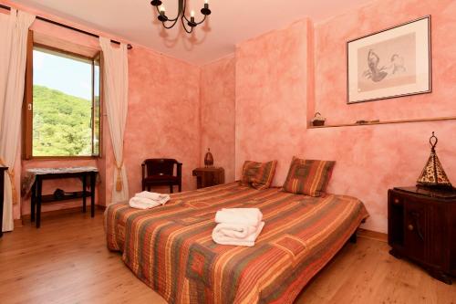 1 dormitorio con 1 cama con toallas en La TULIPE SAUVAGE, en Bourdeaux