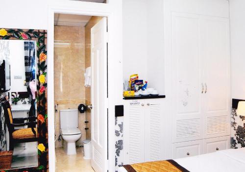 a bathroom with a toilet and a sink at Hoang Thanh Thuy Hotel 2 in Ho Chi Minh City